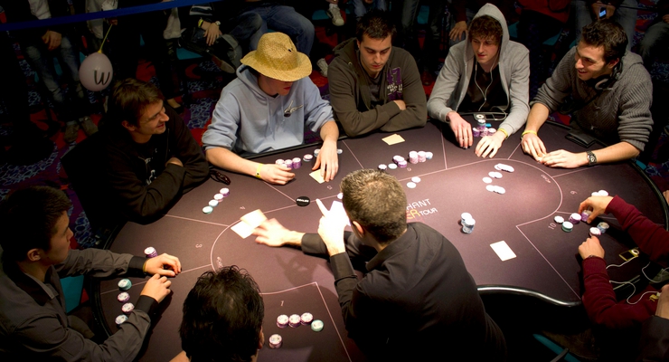 Покеристы играют в покер по правилам